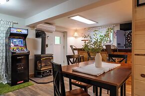 Arcade, Sports Bar, Deck Living, Fire Pit, Near the Lake! Sasa by Avan