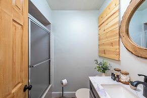 Arcade, Sports Bar, Deck Living, Fire Pit, Near the Lake! Sasa by Avan