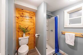 Arcade, Sports Bar, Deck Living, Fire Pit, Near the Lake! Sasa by Avan