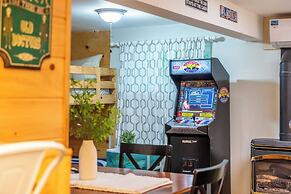 Arcade, Sports Bar, Deck Living, Fire Pit, Near the Lake! Sasa by Avan