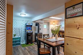 Arcade, Sports Bar, Deck Living, Fire Pit, Near the Lake! Sasa by Avan