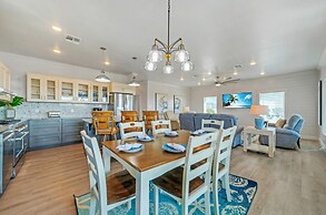 Frisky Flip Flopper by Avantstay Pool + Views