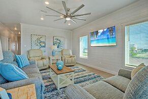 Frisky Flip Flopper by Avantstay Pool + Views