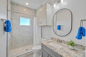 Frisky Flip Flopper by Avantstay Pool + Views