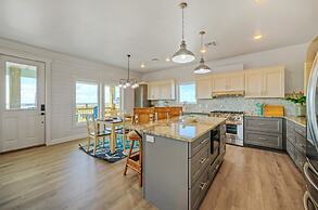 Frisky Flip Flopper by Avantstay Pool + Views