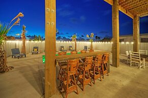 Frisky Flip Flopper by Avantstay Pool + Views