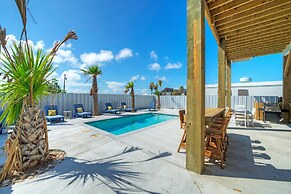 Frisky Flip Flopper by Avantstay Pool + Views