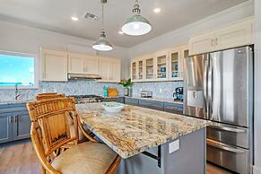 Frisky Flip Flopper by Avantstay Pool + Views