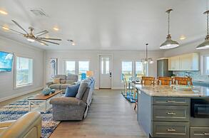 Frisky Flip Flopper by Avantstay Pool + Views