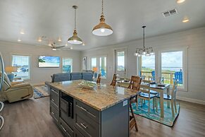 Frisky Flip Flopper by Avantstay Pool + Views