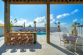 Frisky Flip Flopper by Avantstay Pool + Views