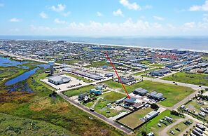 Frisky Flip Flopper by Avantstay Pool + Views