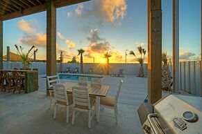 Frisky Flip Flopper by Avantstay Pool + Views