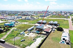 Frisky Flip Flopper by Avantstay Pool + Views