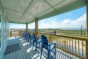 Frisky Flip Flopper by Avantstay Pool + Views