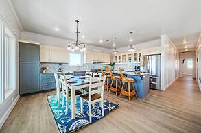 Frisky Flip Flopper by Avantstay Pool + Views