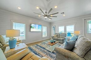 Frisky Flip Flopper by Avantstay Pool + Views