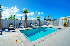 Frisky Flip Flopper by Avantstay Pool + Views