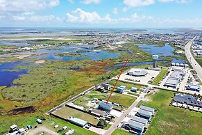 Frisky Flip Flopper by Avantstay Pool + Views