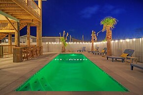 Frisky Flip Flopper by Avantstay Pool + Views