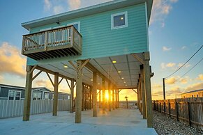 Frisky Flip Flopper by Avantstay Pool + Views