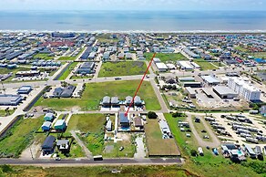 Frisky Flip Flopper by Avantstay Pool + Views