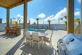 Frisky Flip Flopper by Avantstay Pool + Views