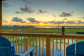 Frisky Flip Flopper by Avantstay Pool + Views