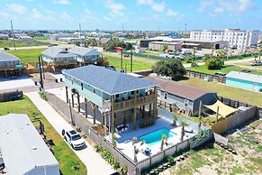 Frisky Flip Flopper by Avantstay Pool + Views