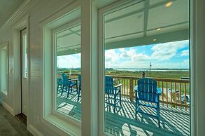 Frisky Flip Flopper by Avantstay Pool + Views