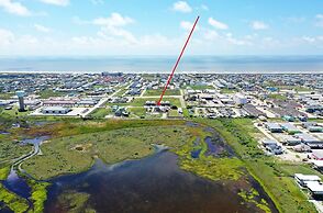 Frisky Flip Flopper by Avantstay Pool + Views