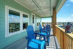 Frisky Flip Flopper by Avantstay Pool + Views