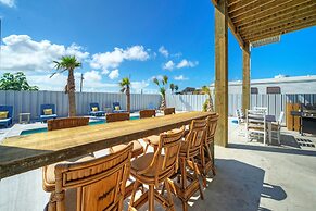 Frisky Flip Flopper by Avantstay Pool + Views