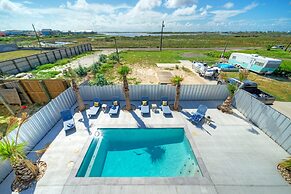 Frisky Flip Flopper by Avantstay Pool + Views