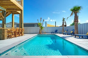 Frisky Flip Flopper by Avantstay Pool + Views