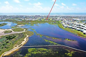 Frisky Flip Flopper by Avantstay Pool + Views