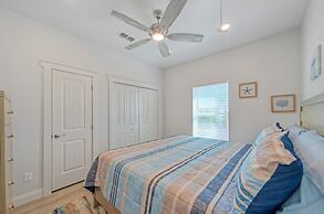 Frisky Flip Flopper by Avantstay Pool + Views