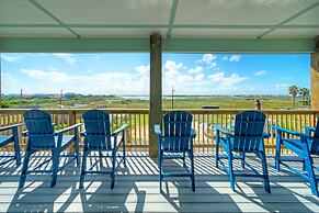 Frisky Flip Flopper by Avantstay Pool + Views