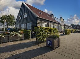 Comfortable Chalet With Microwave, on a Holiday Park 1 km. From the Be