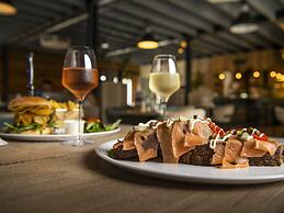 Comfortable Chalet With Microwave, on a Holiday Park 1 km. From the Be