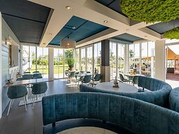 Luxury Hotel Room With View of and Near the Beach