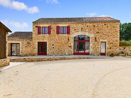 Majestic Holiday Home With Swimming Pool
