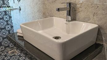 Dera Pichola A Lake Facing Hotel