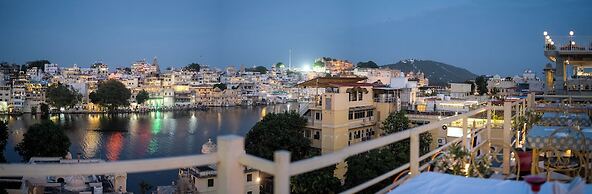 Dera Pichola A Lake Facing Hotel