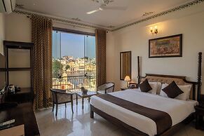 Dera Pichola A Lake Facing Hotel