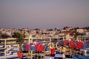 Dera Pichola A Lake Facing Hotel