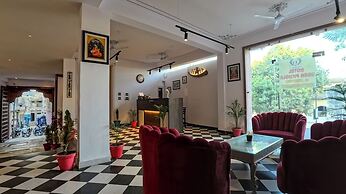 Dera Pichola A Lake Facing Hotel