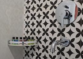 Dera Pichola A Lake Facing Hotel