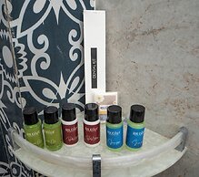 Dera Pichola A Lake Facing Hotel