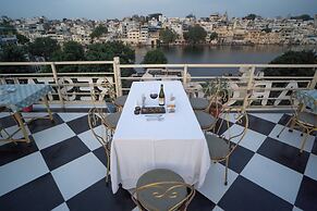 Dera Pichola A Lake Facing Hotel